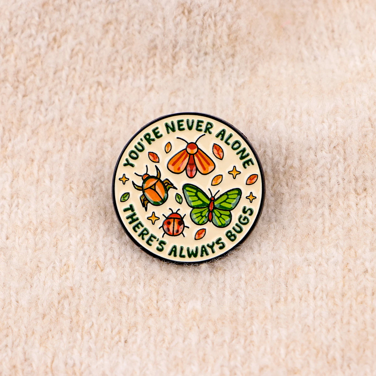 Du bist nie allein, es gibt immer Käfer – Emaille-Pin, niedliche Insekten-Brosche, Anstecknadeln, Abzeichen für Rucksack, Modeschmuck, Geschenke für Freunde – Detail 5