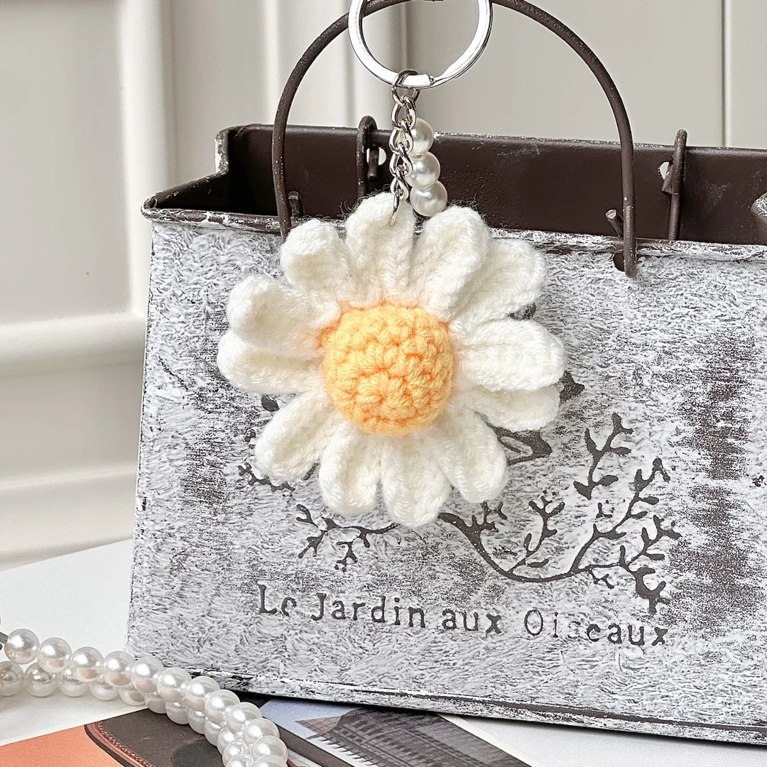 قلادة زهرة الأقحوان المصنوعة يدويًا من الكروشيه لحقيبة اليد، منتجات نهائية من الكروشيه، سلاسل مفاتيح على شكل زهرة محبوكة، إكسسوارات كروشيه