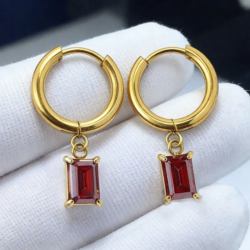 

Пара золотых сережек-подвесок с изысканными и роскошными прямоугольными красными муассанитами изумрудной огранки, 0.8 карата.