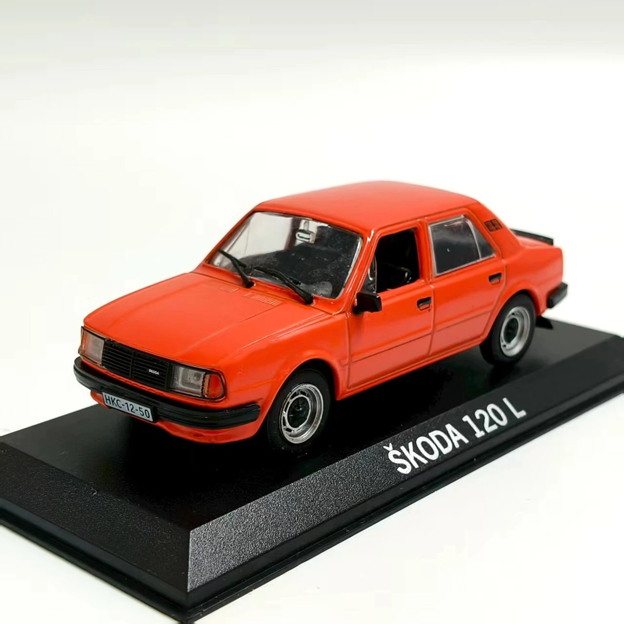 

1:43 SKODA 120L легкосплавный автомобиль, литье под давлением и игрушечный транспорт, модель автомобиля, миниатюрная масштабная модель автомобиля, игрушка для детей