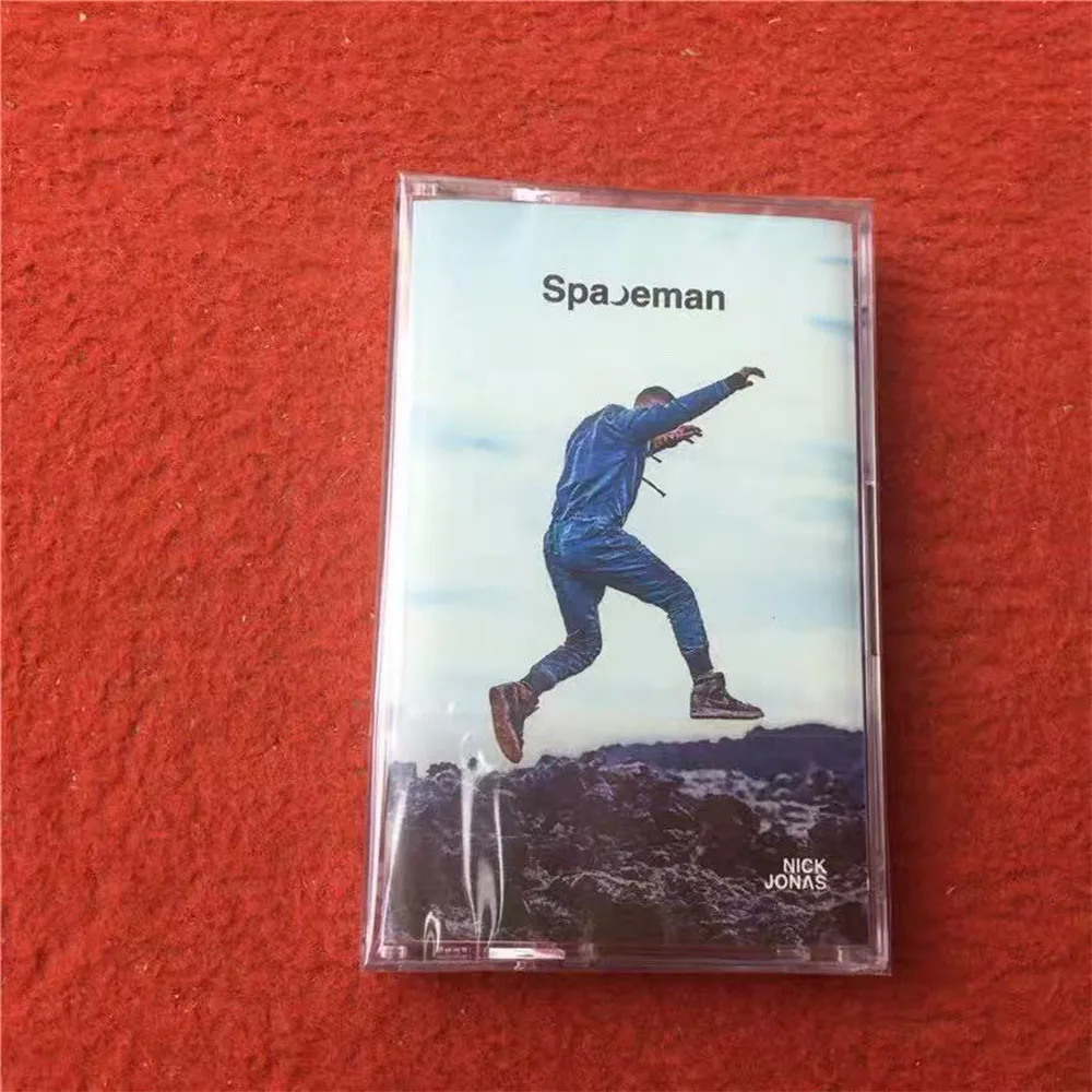 Cinta magnética 'Spaceman', el cuarto álbum de estudio independiente del cantante estadounidense Nick Jonas, con temática espacial y de solitario