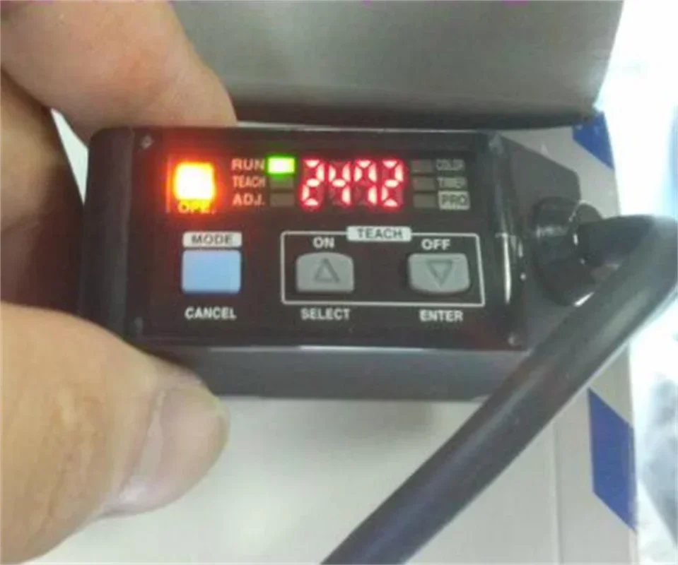 

LX-101 Color Code Sensor Photoelectric Switch Sensor RGB Color Digital 3 LED Mark Sensor - NPN - 2m Cable 100% New Original