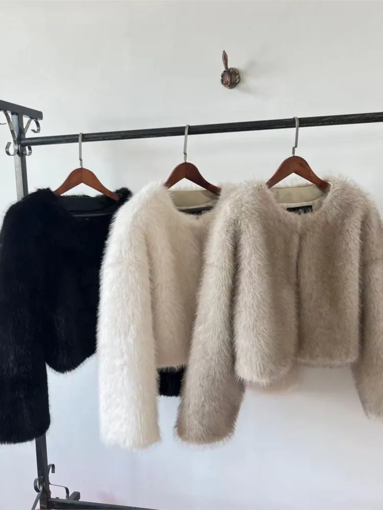 سترة نسائية قصيرة من الفرو المنفوش رائعة لعام 2025 KIDCRKJ موضة الشارع ماركة فاخرة معطف فرو صناعي مقصوص للسيدات للشتاء #3