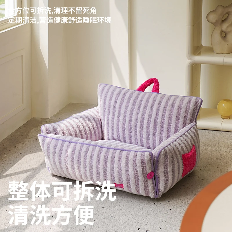 O sofá é universal em todas as estações e pode ser desmontado e lavado.