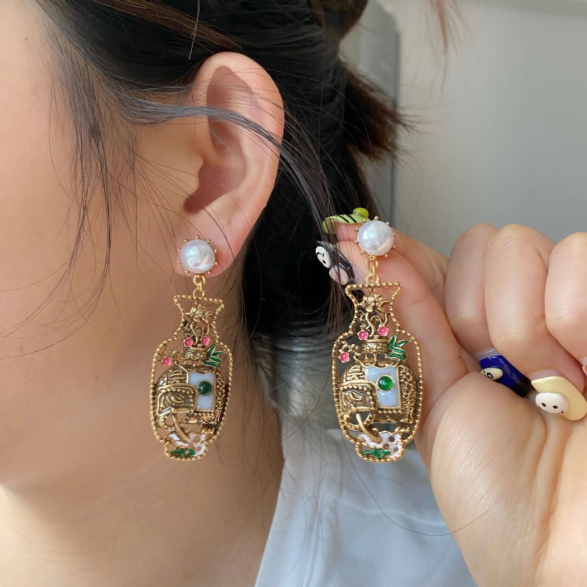 

Literature and Art Style Gold Color Inlaid Imitation Pearls, Hollowed Out Emerald Vase Earrings Women's High End Banquet Earring