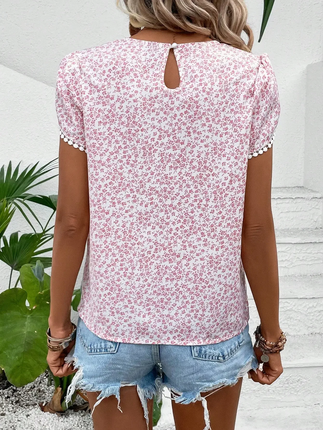 2024 Spring/Summer New women\'s Leisure and Refreshing Flower Print Shirt, Petal Sleeves Unique Cuff Round Neck T-shirt