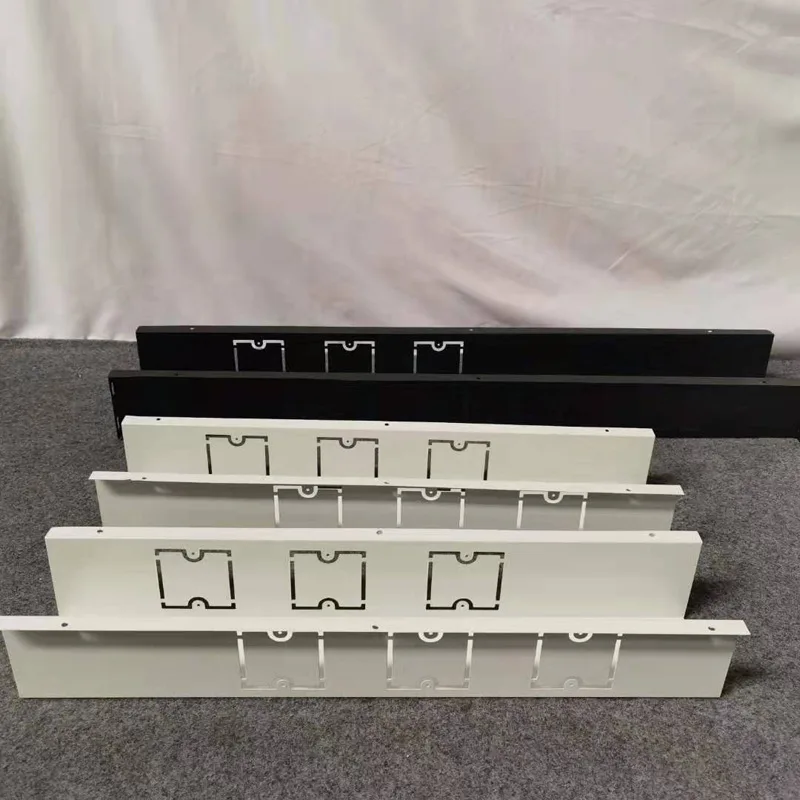 86個のパネルソケットは、デスクの下部のケーブルスロットボックスに設置できます。