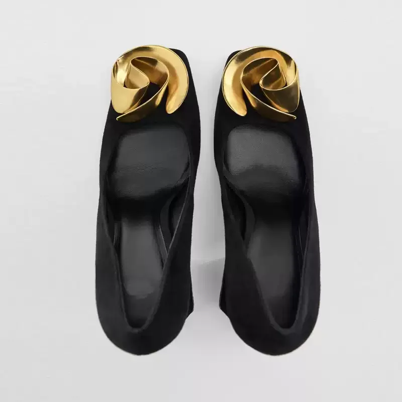 حذاء نسائي أنيق عتيق مصنوع من جلد الغزال الأسود وكعب مربع عند الأصابع، وإبزيم معدني ذهبي للحفلات والمكتب #5