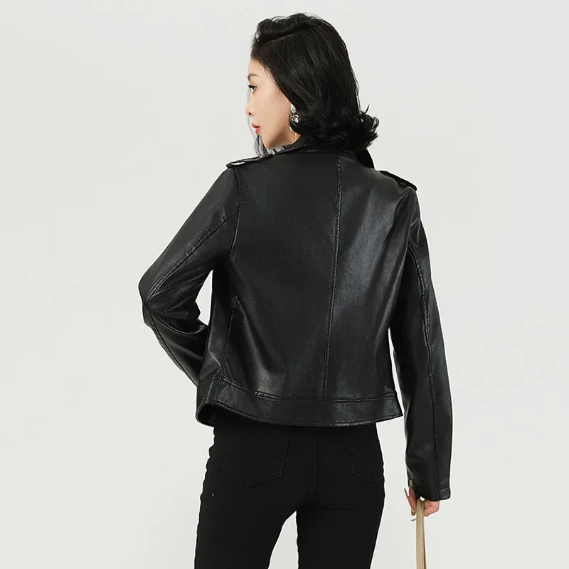 سترة جلدية نسائية 2025 موضة جديدة سوداء قصيرة للدراجات النارية بولي Leather سترة جلدية طية صدر السترة معطف جلد معطف ربيع الخريف الإناث