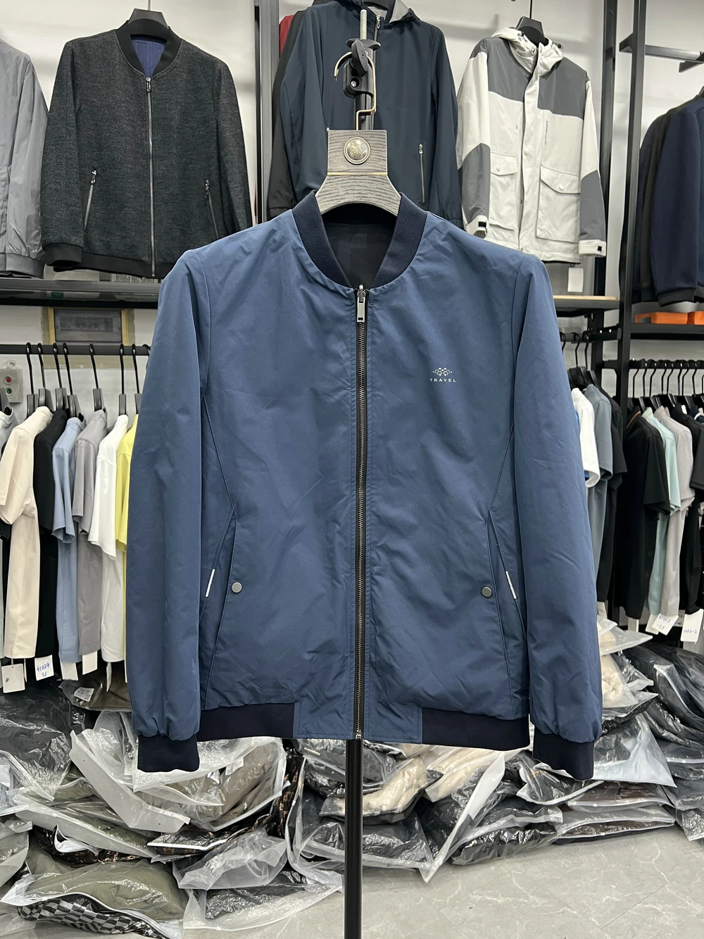 

Мужская демисезонная куртка-бомбер в повседневном стиле, двусторонняя, с воротником-стойкой, укороченная, стандартный крой, из полиэстера