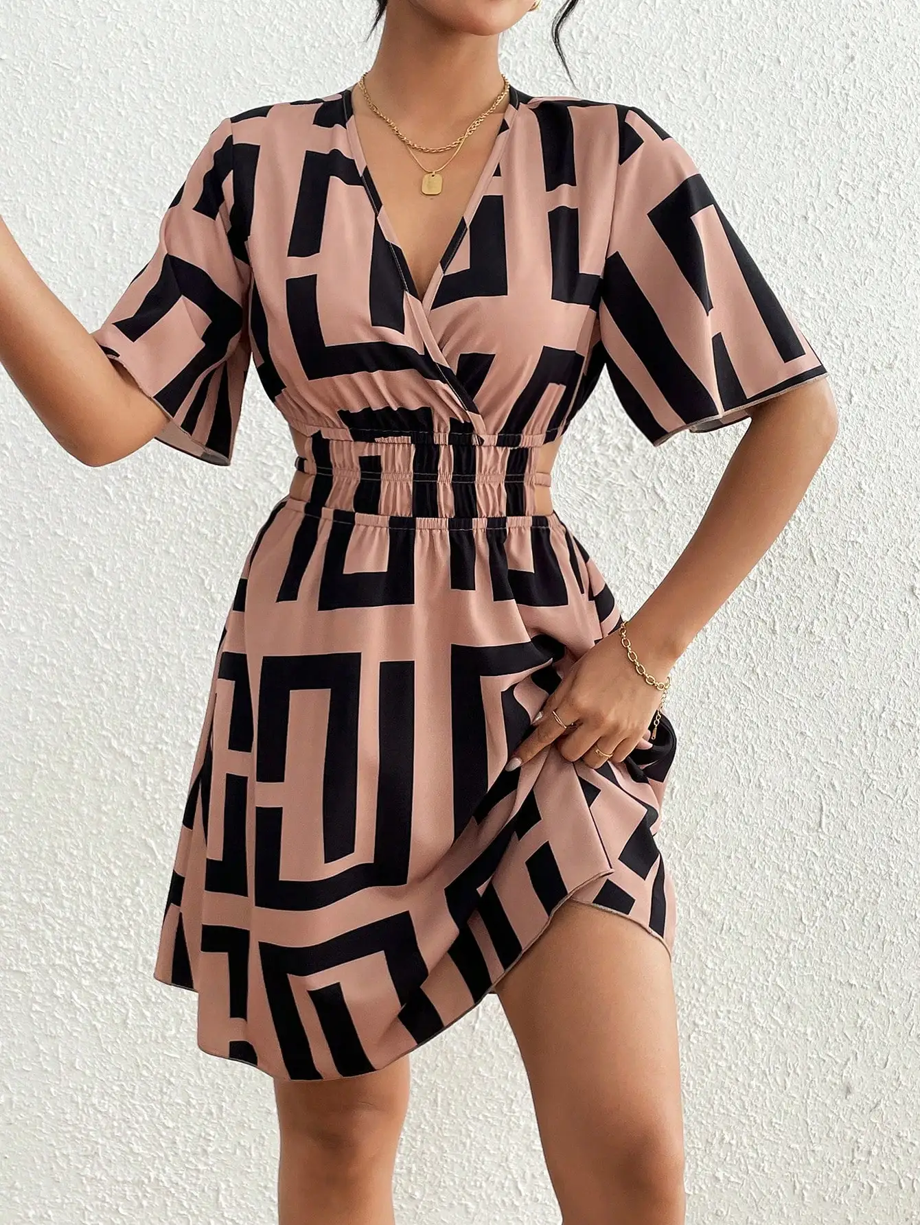Damen-Minikleid in Pink und Schwarz mit geometrischem Muster, ausgeschnittenem Design, V-Ausschnitt, halblangen Ärmeln, elastischem Bund, sexy, für Sommerpartys und Clubs, kurzes Kleid. – Detail 2