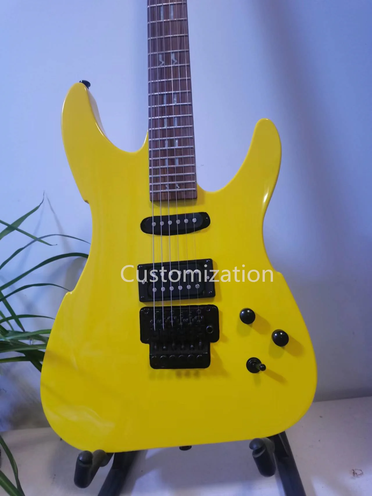 Six string electric guitar, wooden fingerboard, tremolo system, shipping cost to be borne by the seller