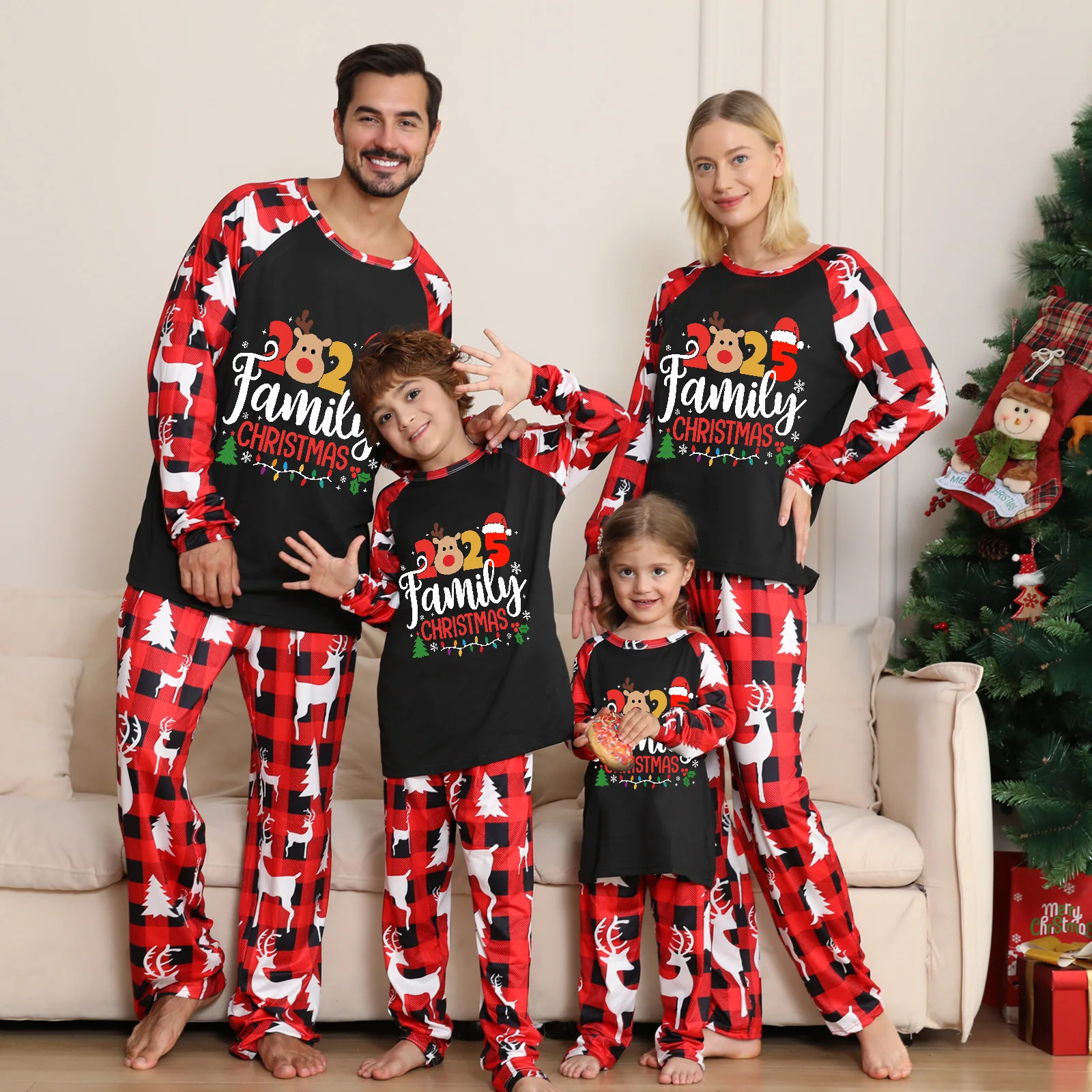 

Семейные рождественские пижамные комплекты — красный — зеленый клетчатый дизайн с узорами лося, удобный для праздников