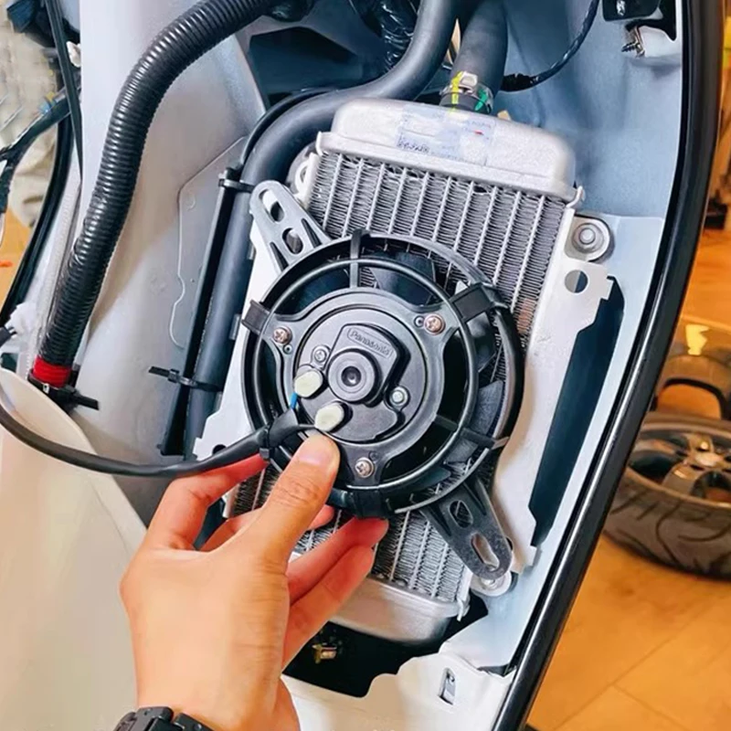 مشعاع خزان مياه تبريد صامت بمروحة معدلة