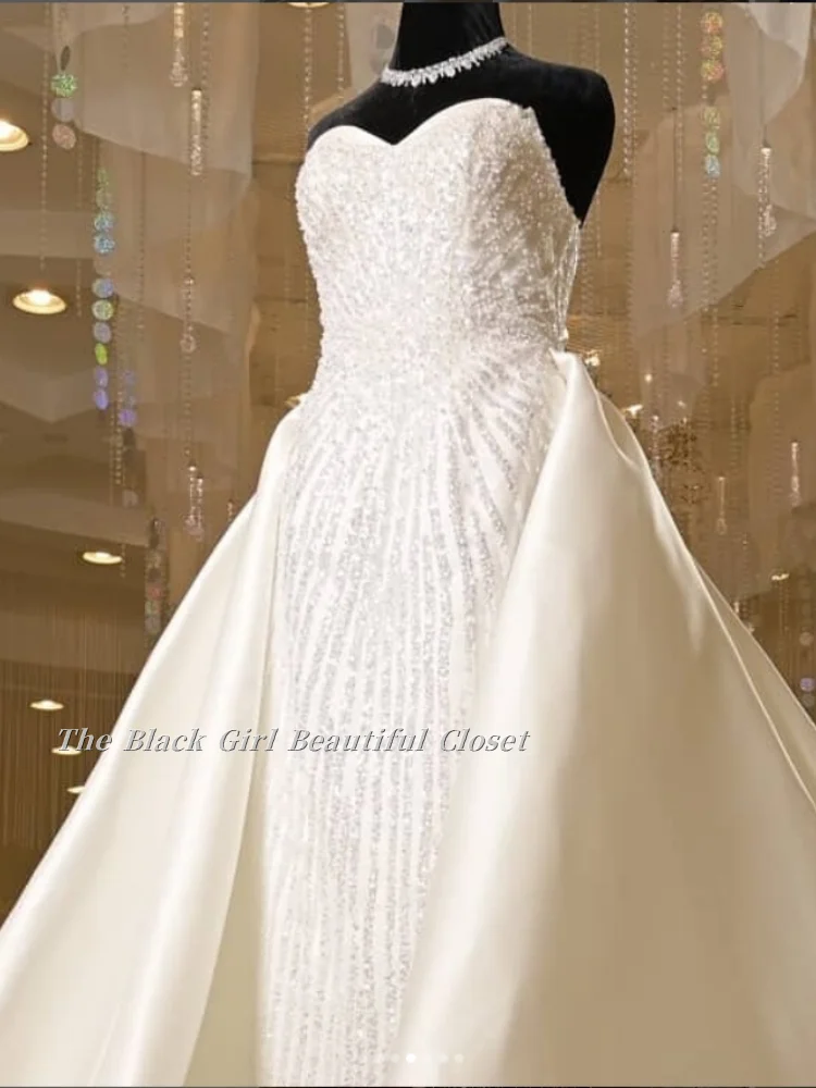 Maßgeschneiderte, funkelnde, elegante Brautkleider aus Satin, Etui-Linie, mit Nieten besetzt, tailliert, A-Linie, großer Saum, nachgestellte, reine Brautkleider