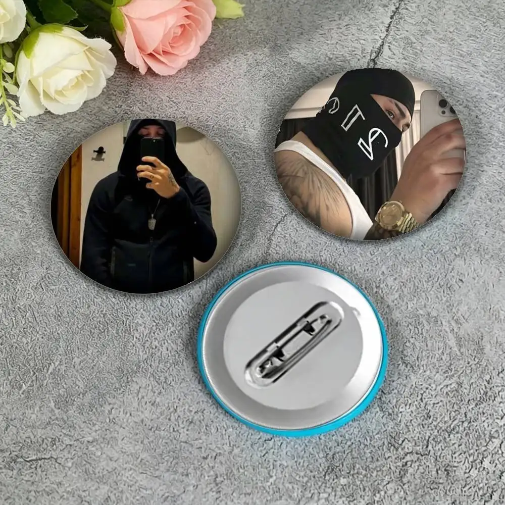 R-Rapper Roa 25mm 32mm 44mm 58mm 75mm Brooches Badges Pins for Accessories Gift