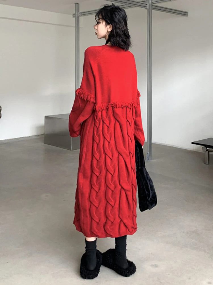 [EAM] Women Red Tassels Knitting Big Size Long Sweater Dress New V-Neck Long Sleeve Fashion Tide Autumn Winter 2024 1DH7782