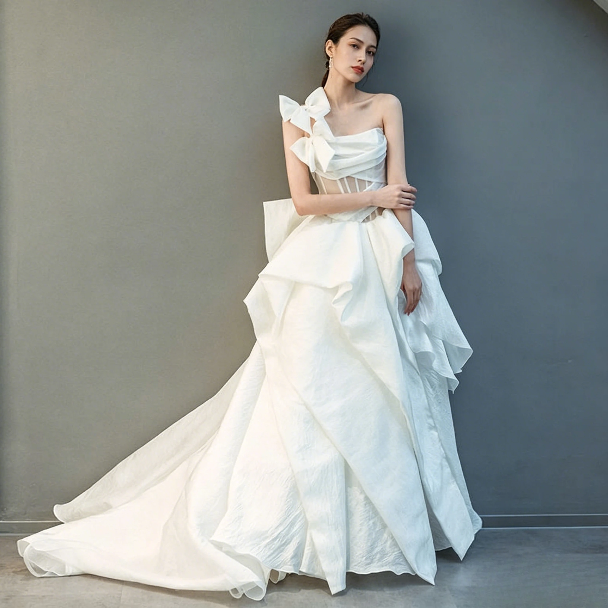 Vestido de Novia Moderno Personalizado de Organza con un Hombro Descubierto, Corte en A, con Gran Lazo y Volantes en Cascada, para Recepción Nupcial, Estilo Editorial