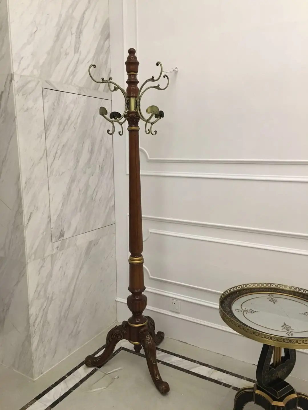 Rubber Wood Household Hat and Coat Stand Floor-standing Hanger with 12 Hooks and Triangular Base  to Hang Hats Jackets Bags