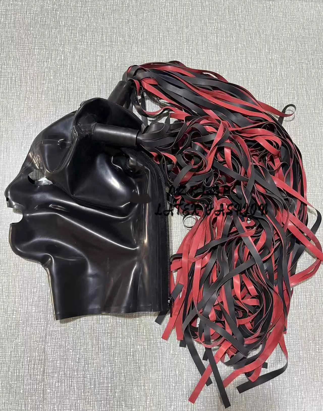 

Латексная маска с латексным париком и молнией сзади. Открытые глаза и рот.