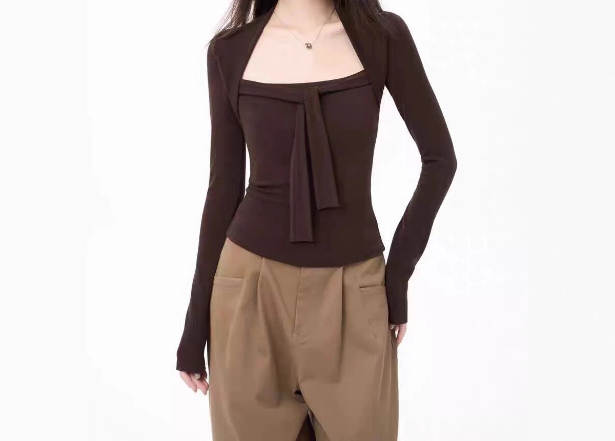 Nueva camiseta de manga larga con cuello cuadrado de dos piezas falsa de color café para mujer en otoño 2025, camiseta básica ajustada