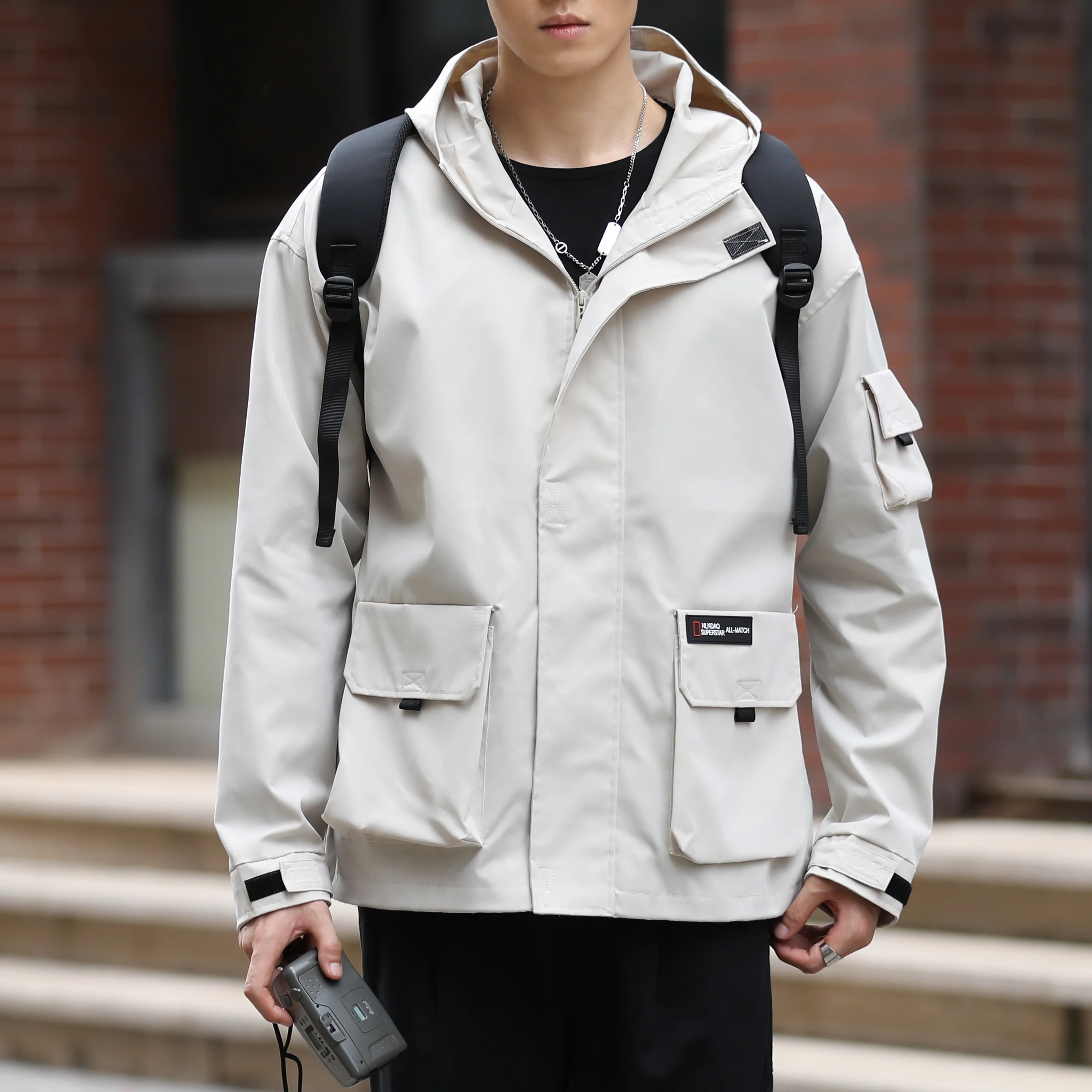 

Новая мужская куртка с капюшоном 2025 года: повседневная, модная, рабочая одежда с 3D-карманами, весна-осень, свободный крой, стандартная длина, верхняя одежда