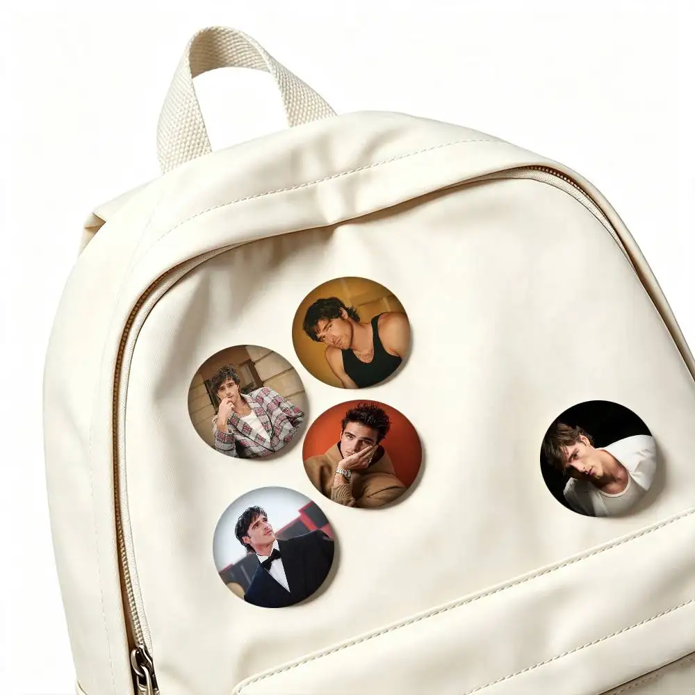 J-Jacob Elordi Actor 25 32 44 58 75mm Badges Personalized Round Brooches Pins Accessory Gift