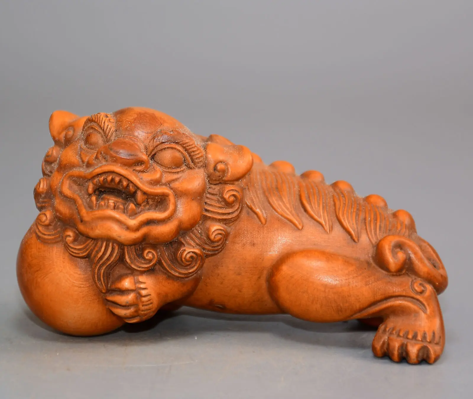 

Chinese Antique Wooden Statue Carving Boxwood Lion King Figurines Nice Art Work