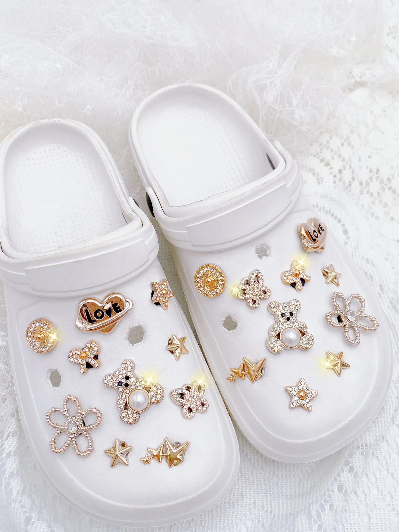 20 piezas de dijes de zapatos DIY de moda con diseño de oso y flor dorados (ABS). Decoraciones Desmontables para Zuecos y Sandalias para Todas las Estaciones. Excelente Hol Pequeño