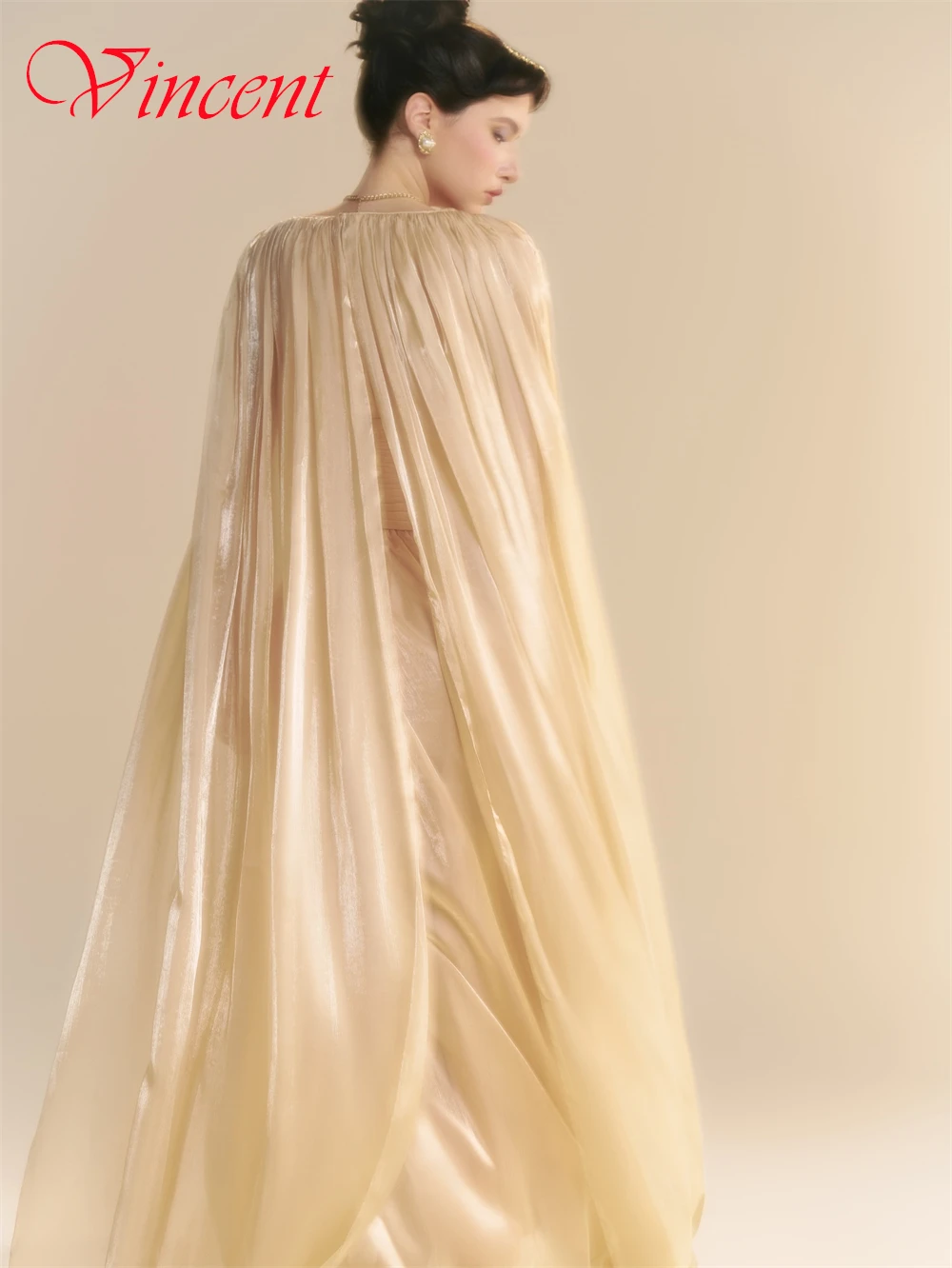 Sukienka wieczorowa z organzy w kolorze żółtym, elegancka, z dekoltem w serek, długimi rękawami, na studniówkę, delikatna, prosta, z trenem typu court, na przyjęcie.