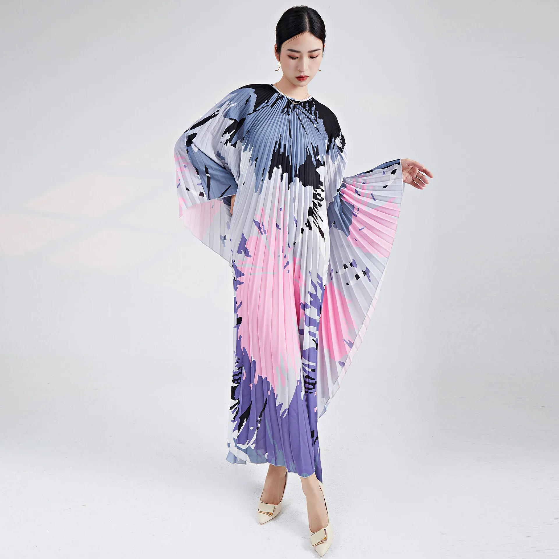 

2023 Summer New Miyake Pleated Dress Designer Printed Round Neck Batwing Sleeves High End Holiday Dresses for Women