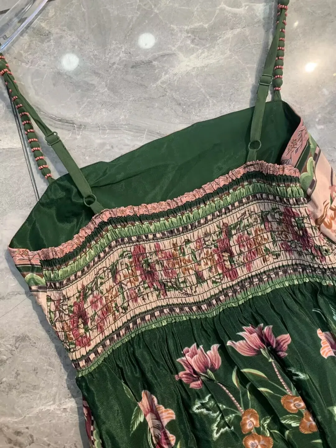 Damska sukienka maxi w kwiatowy wzór na ramiączkach, z wysokim stanem, bez rękawów, w stylu vintage.