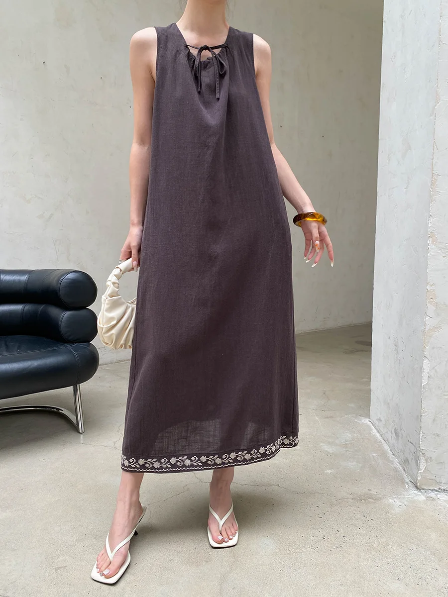 Sommerliches Damenkleid, lässig, einfarbig, mit Schnürung, besticktem Saum, ärmellos, im Westen-Stil. – Detail 3