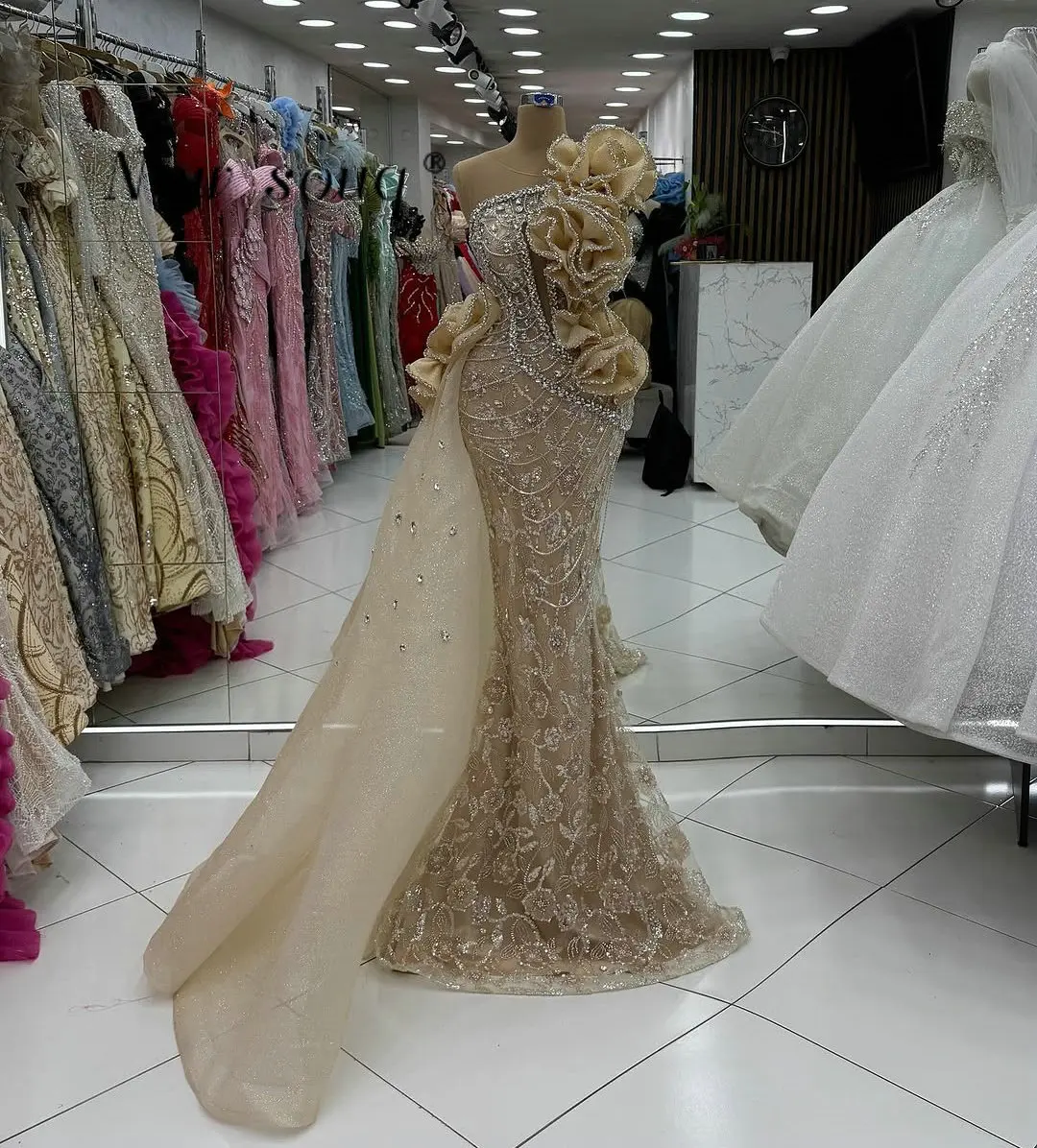 

Champagne Crystals Beaded Ruffles Evening Dresses with Side Trail Customized Dubai Arabic Formal Wedding Night Party Gowns