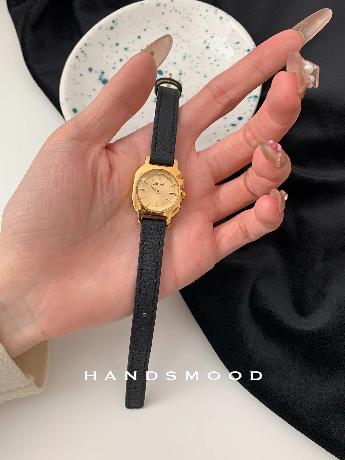 

Elegant women's watchblack and goldsophisticated and versatile leather watch suitable for both casual and professional occasions