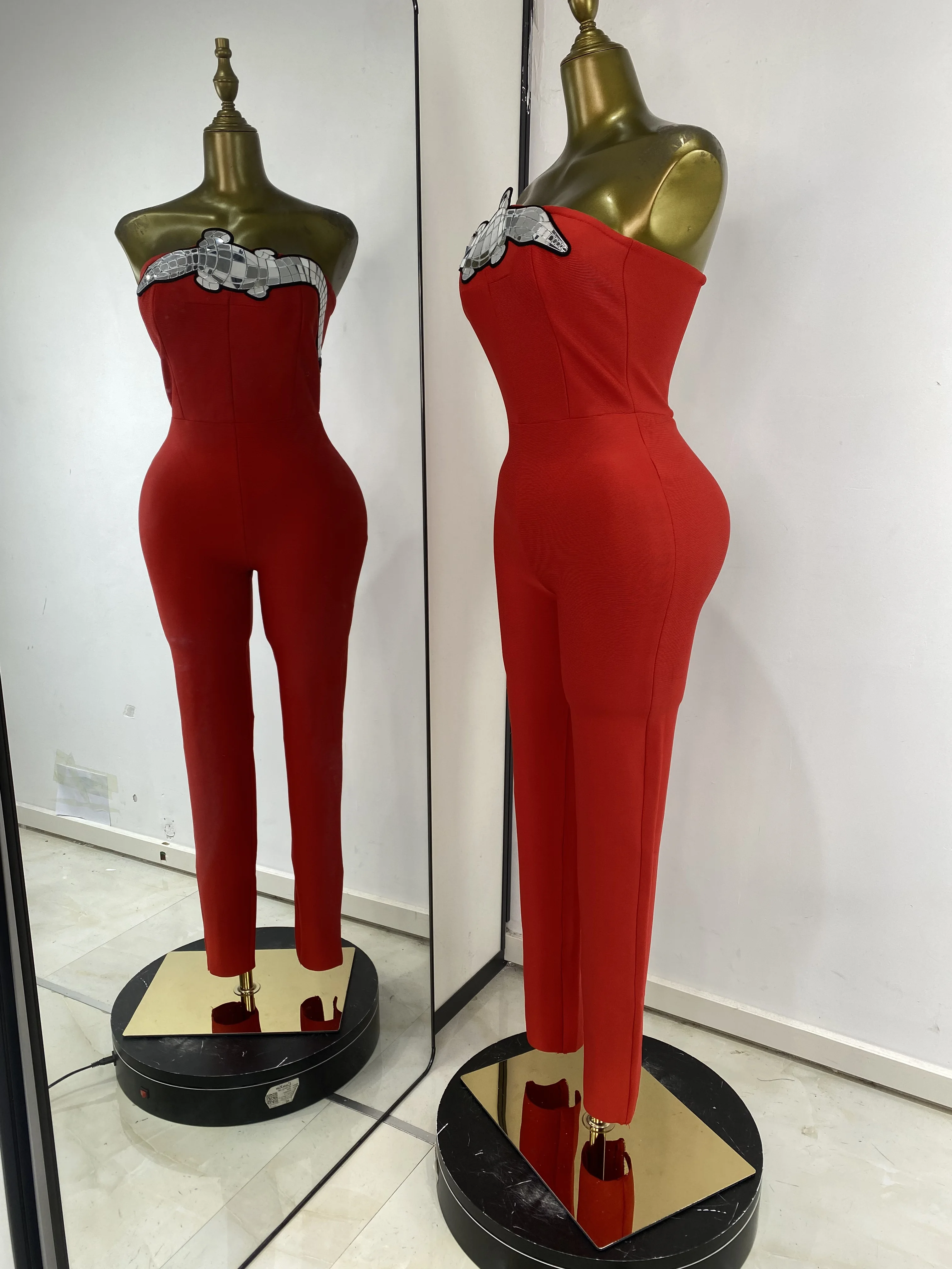 Tute da donna di lusso con fasciatura rossa Tute sexy senza spalline con paillettes ricamate aderenti con pagliaccetti elastici Abito da sera da strada