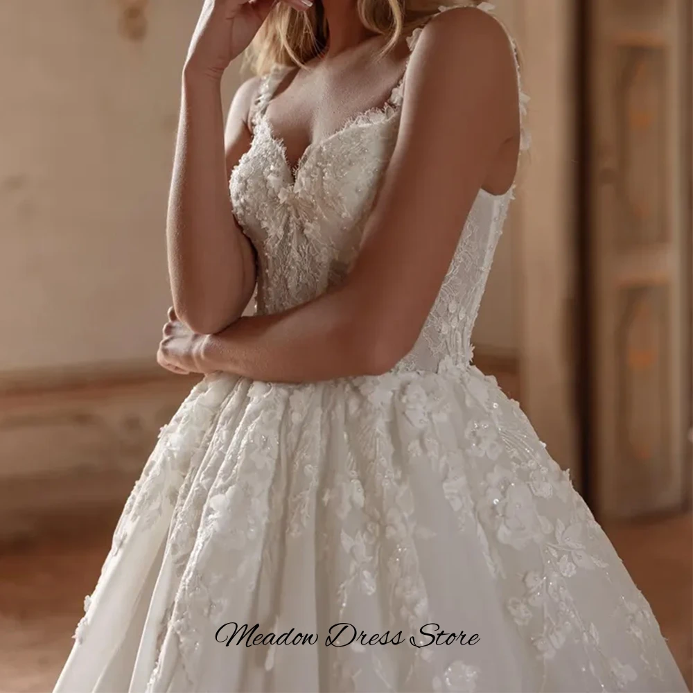 ชุดแต่งงานทรงเอไลน์ผ้าออร์แกนซ่า ดีไซน์หวานแบบไม่มีแขน คอวี แต่งดอกไม้ทำมือ สามารถสั่งตัดได้