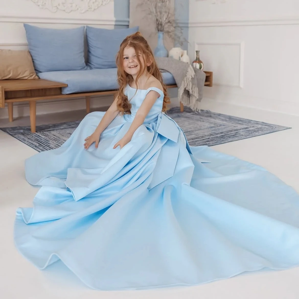 Blumenmädchenkleid 2026 Himmelblau Satin Schulterfrei Große Schleife Lange Schleppe Kinder Tauf- und Kommunionskleid Maßanfertigung Großhandel – Detail 3