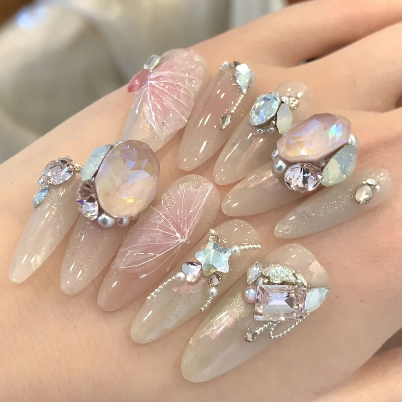 

Peach Butterfly,, Hand-painted Crystal Fine Glitter Stain Wearing Armor Customization