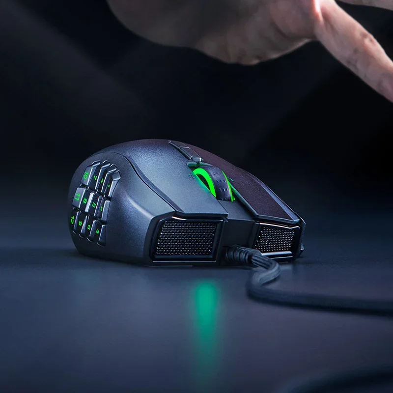 ماوس ألعاب مريح لليد اليسرى من Razer Naga مع 12 زرًا إبهامًا قابل للبرمجة - 8,200 نقطة لكل بوصة قابلة للتعديل