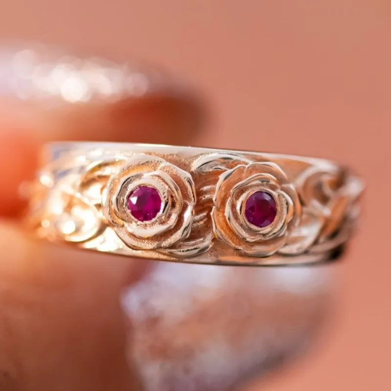 Kreativer Damenring mit eingelegten roten Zirkonia, trendige goldene Farbe, geometrisches Design, für den täglichen Gebrauch, Partyschmuck, Jubiläumsgeschenk