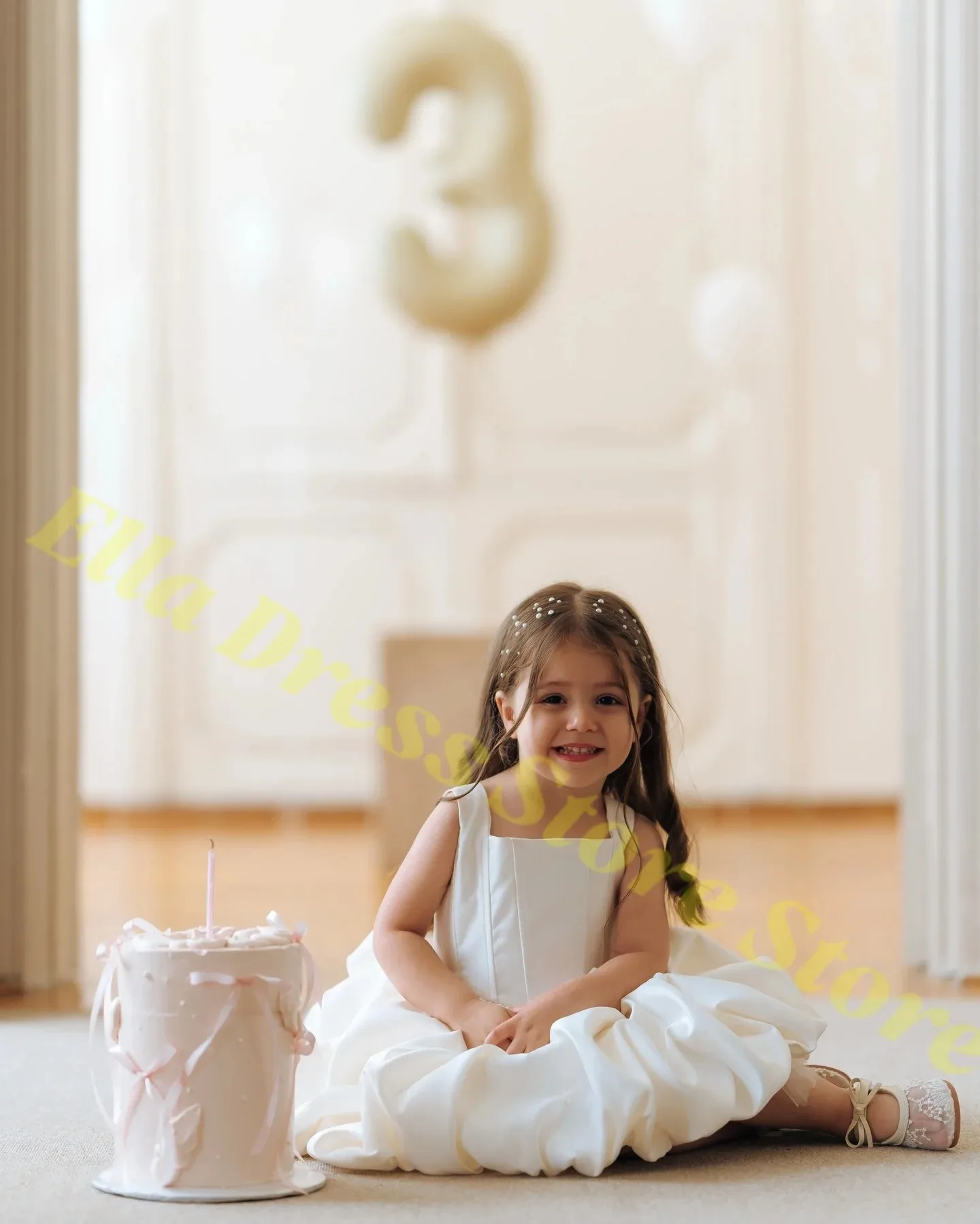Maßgeschneidertes weißes Blumenmädchenkleid für Kinder, flauschiges Bloomer-Kleid aus weißer Seide, christliches Hochzeitskleid, Taufkleid, Großhandel – Detail 3