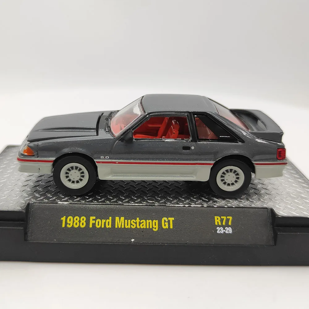 Diecast m2 1/64 escala 1988 ford mustang gt simulação liga modelo de carro brinquedo colecionável presente lembrança exibição