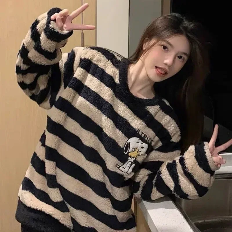 Snoopy-Pijama de terciopelo coral grueso para hombres y mujeres, conjunto de ropa para el hogar, cuello redondo, patrón de dibujos animados creativos, se puede usar fuera