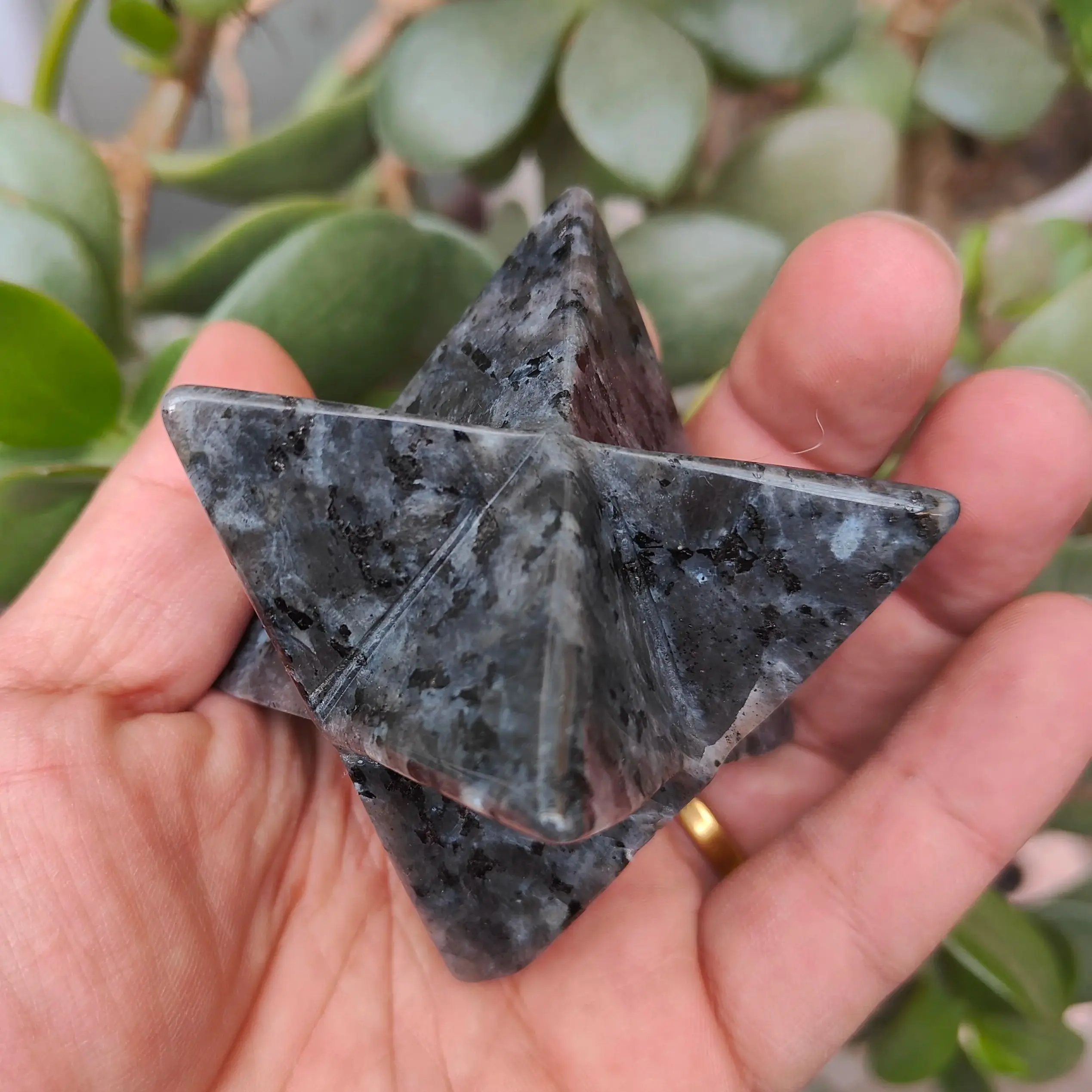 

Natural Black Blue Flash Stone Quartz Crystal Merkaba Star 8 Chakra Points Reiki Healing Meditation Stone 1pcs