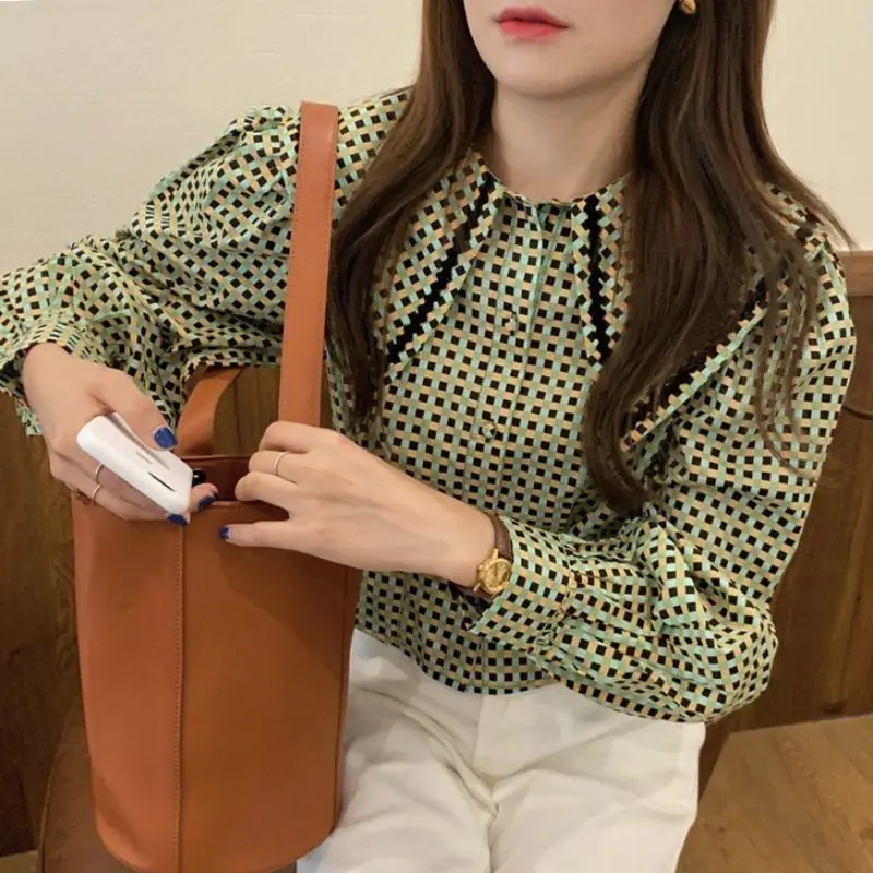 Retro Plaid Versatile Slimming Doll Collar Shirt for Women in Early Spring Fashionable and Stylish Anti-aging Long Sleeved Top