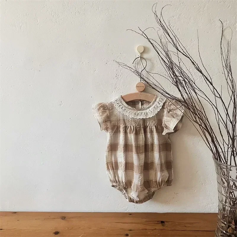 

Лето 2023, новый детский хлопковый комбинезон с короткими рукавами-лепестками для девочек, кружевное боди цвета хаки с круглым вырезом, детский треугольный комбинезон, одежда