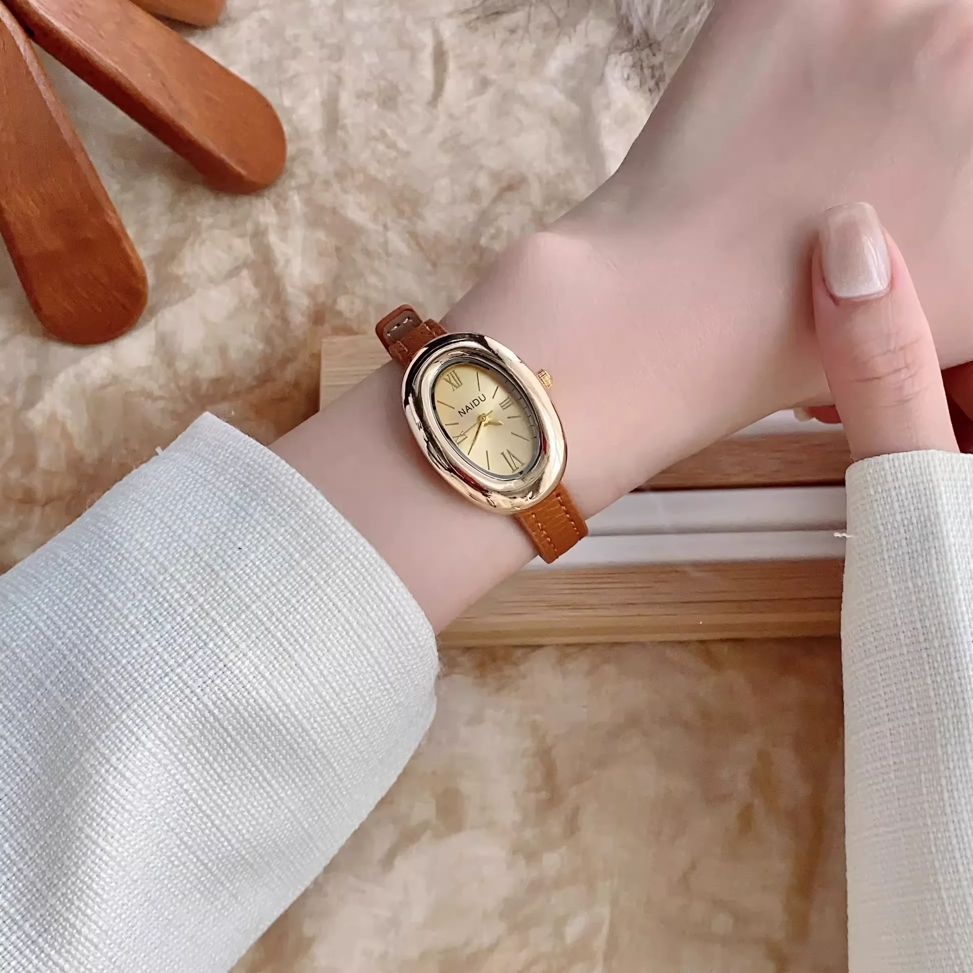 ヴィンテージオーバルダイヤルレディースウォッチカジュアルレザーバンドアナログクォーツ女性腕時計ドロップシッピング時計リロイデムジェ