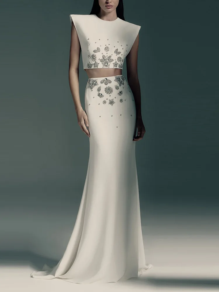 تنورة نسائية صيفية مثيرة موديل 2025 بدون أكمام مرصعة بالألماس باللون الأبيض طقم تنورة طويلة مكونة من قطعتين ملابس أنيقة للحفلات المسائية والنوادي