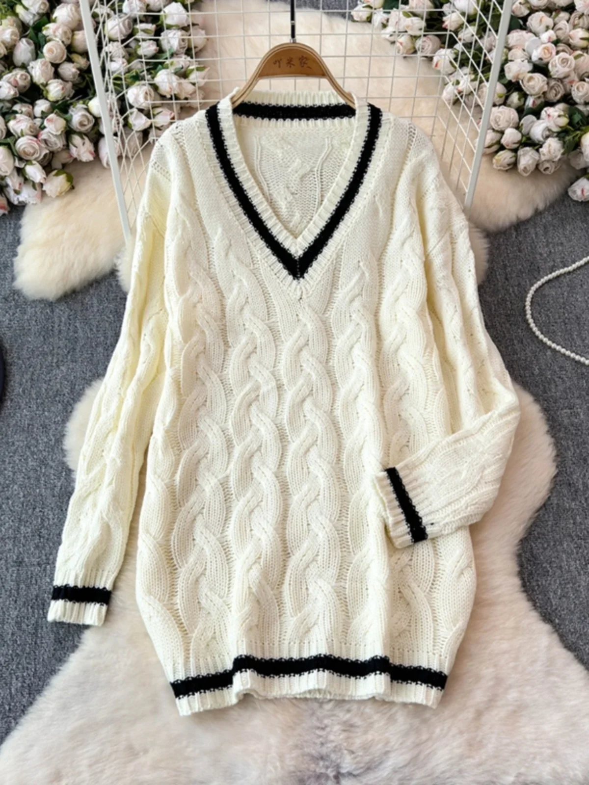 

SuperAen 2024 Korean Autumn and Winter New V-neck Loose Style Thickened Fried Dough Twists Long Sleeve Knitwear Sweater